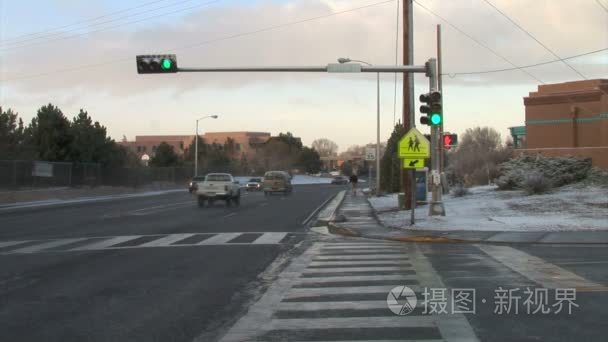 在冬天多雪的城市交通视频