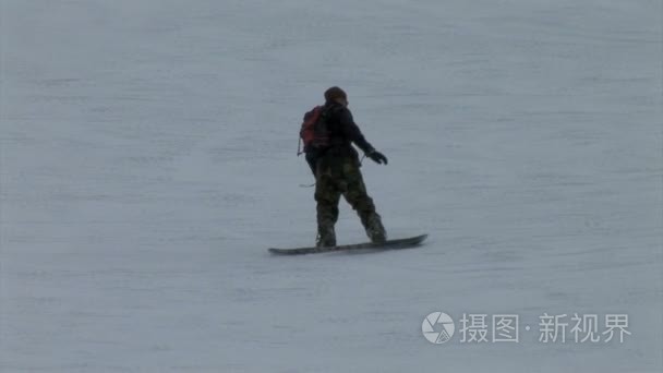 在滑雪场上滑雪