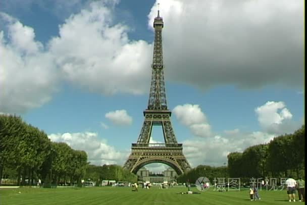 在巴黎的埃菲尔铁塔视频