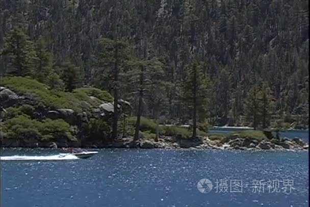 船在太浩湖里游泳视频