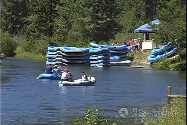 椽子游泳在山区河流上的小船视频