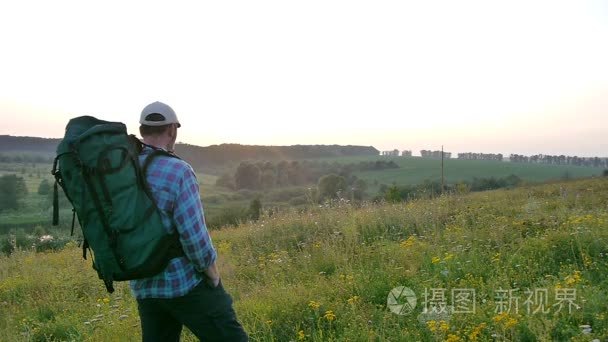 背包在田里走留着胡须的男人视频