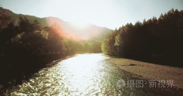 4 k 到鸟瞰图。低飞行新鲜冷山河在阳光灿烂的夏天早晨