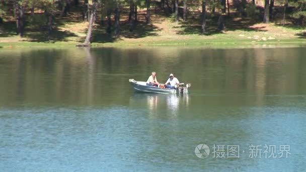 渔民在湖中的小船视频