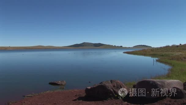 湖水和岸在白山湖畔视频