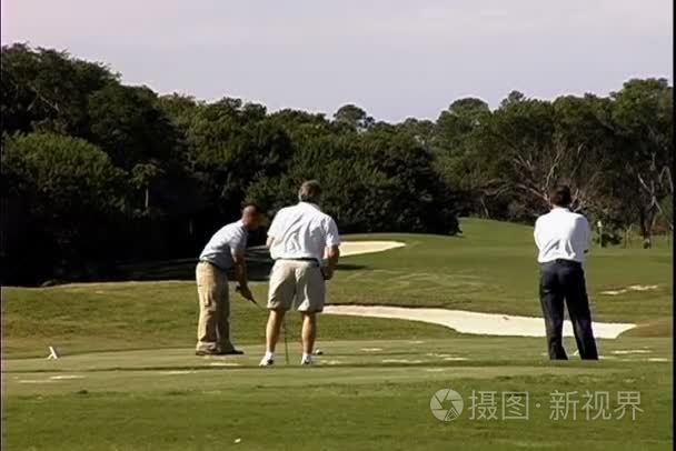 在高尔夫球场打高尔夫的人视频