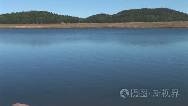 湖水和岸在白山湖畔视频