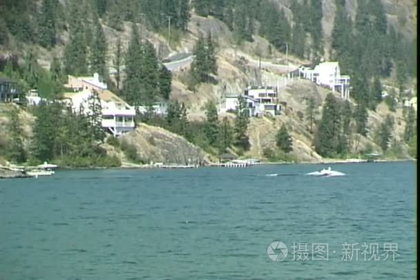 湖岸的加拿大不列颠哥伦比亚省