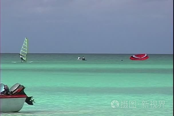 滨水区的阿鲁巴岛上的海洋视频