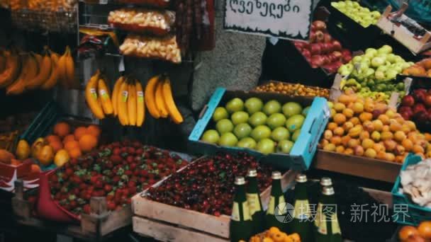 水果和蔬菜上街头市场