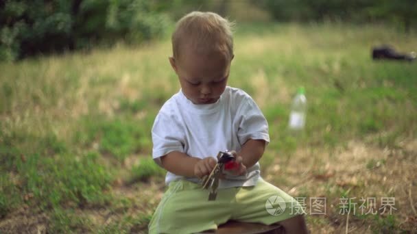 无忧无虑的孩子们的生活视频