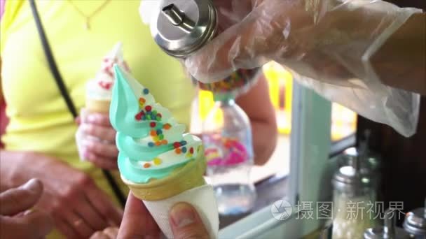 街头小贩洒冰淇淋华夫由甜彩球视频