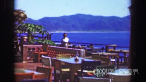 女人漫步海洋观摩崖在餐厅视频