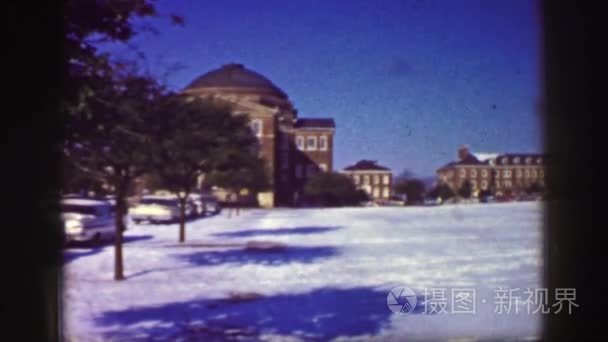 室外场景与雪和建筑物和几辆车视频