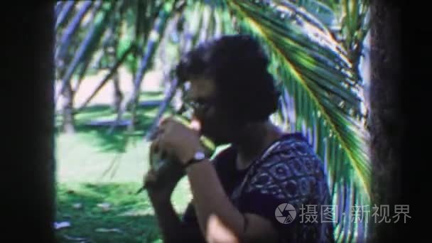 女人从水果喝椰子水视频