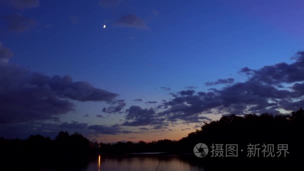 满天星斗的天空，倒映在海月亮湖反射水云的月亮