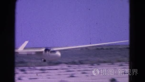 飞机安全降落在沙漠跑道上视频