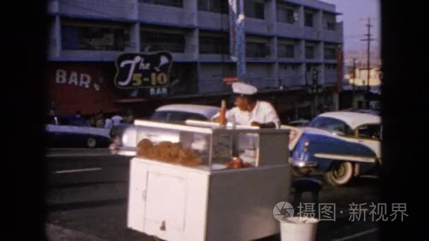 街头食品卖方看过路车辆视频