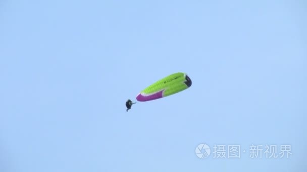 在 Acroaria，传说中的杂技滑翔伞世界杯期间执行演习滑翔伞视频