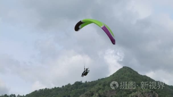 在 Acroaria，传说中的杂技滑翔伞世界杯期间盘旋湖滑翔伞视频
