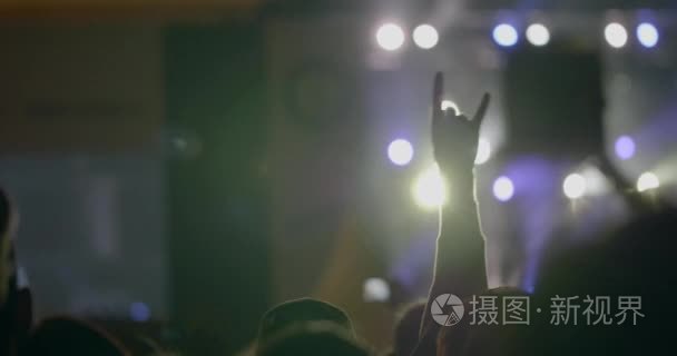 在户外夜景的摇滚音乐会的观众视频