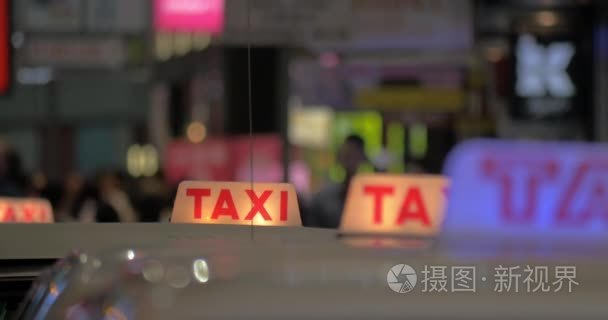 一行的出租车汽车在夜间的街道视频