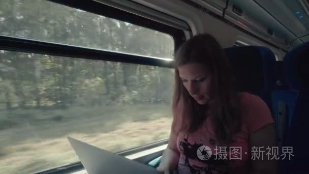 孕妇在火车上使用笔记本电脑视频