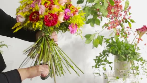 花店出售给客户准备了一束鲜花视频