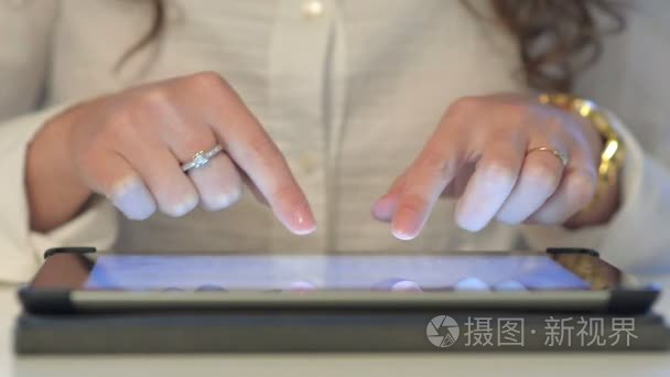 在虚拟键盘上打字的女性手视频