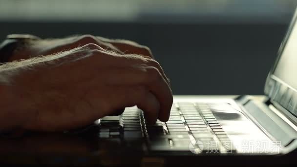 笔记本电脑键盘上打字的男性手视频