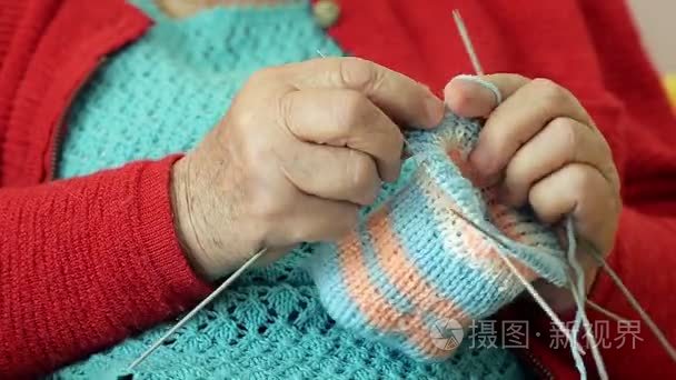 特写的祖母针织羊毛袜子视频