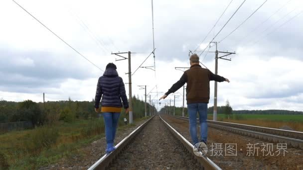 夫妻在铁轨上散步视频