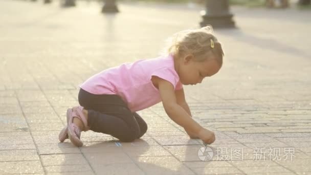 一个小女孩在画上路面用粉笔视频