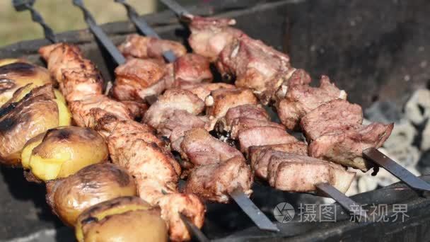 烹饪在烤架上的肉和土豆视频