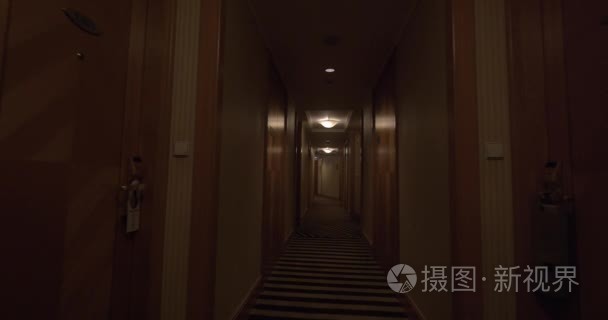走在酒店走廊视频