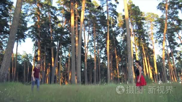 年轻的男人和女人在森林里跳舞视频