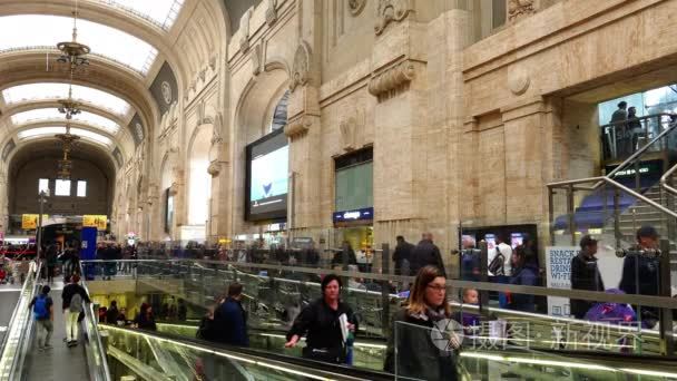 意大利米兰大约 5 月 2016年 意大利米兰中央火车站。乘客驶过车站为每年的 1 亿 2000 万旅客共有每日约 320视频