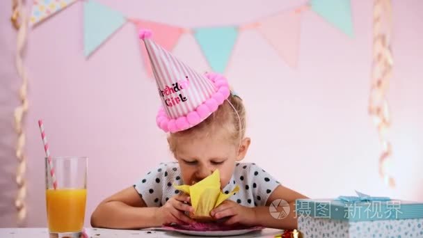 过生日的女孩吃蛋糕视频