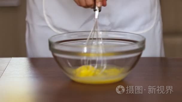 厨师鞭子扫奶油视频