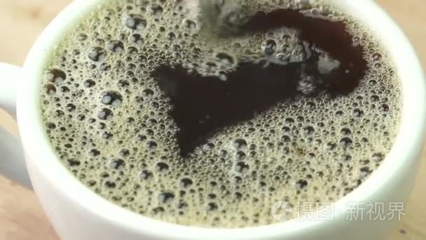 用慢动作的勺子搅拌咖啡视频
