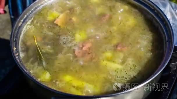 在锅中煮沸汤视频