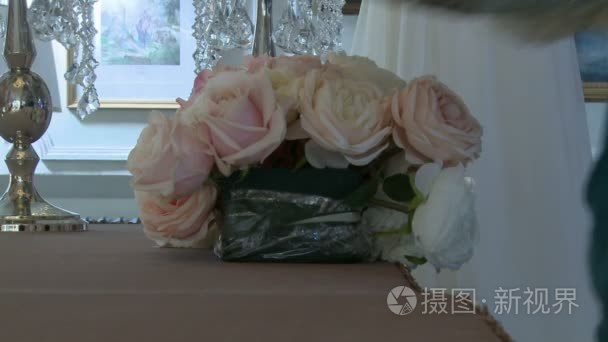 室内设计师装饰舞厅与玫瑰花束视频