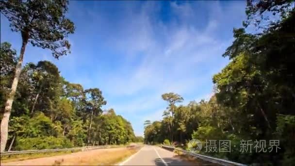 在铺好的道路上行驶的汽车视频