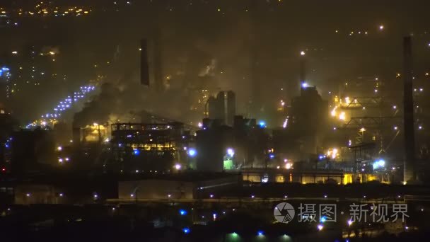 从工业企业的夜晚的空气污染视频