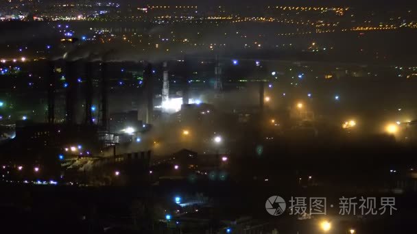 从工业企业的夜晚的空气污染视频