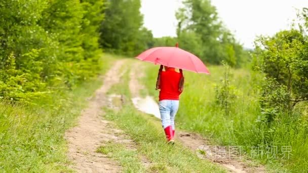 红雨伞的女孩视频