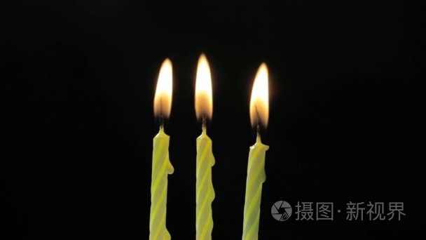 在深色背景的生日蜡烛视频