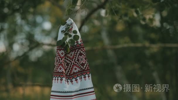 绣花的毛巾挂在树枝上视频