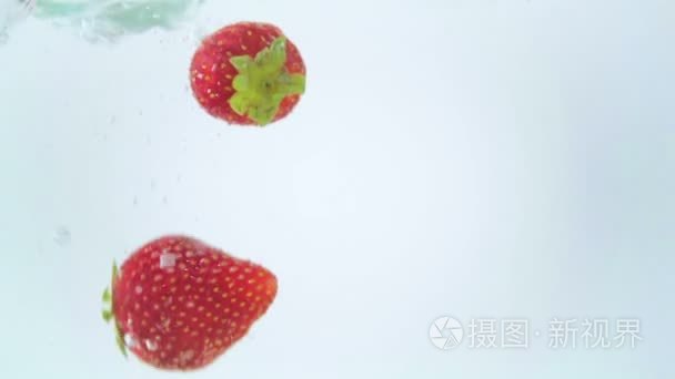 新鲜草莓掉入水中