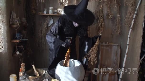 万圣节女巫准备药水在锅炉视频
